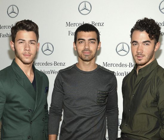 Jonas Brothers воссоединились для празднования Рождества
