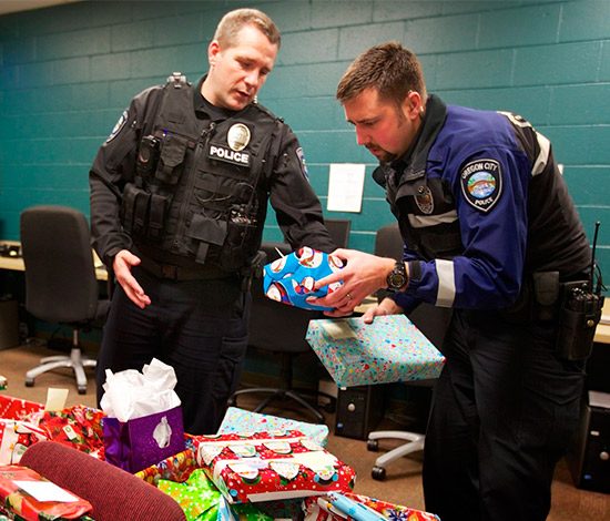Трогательные новогодние поступки полицейских