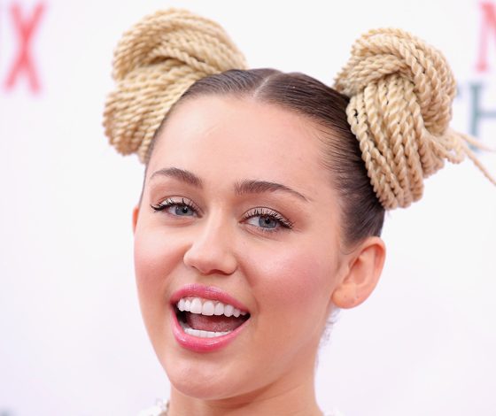 Майли Сайрус выпустила рождественскую песню о бывшем возлюбленном