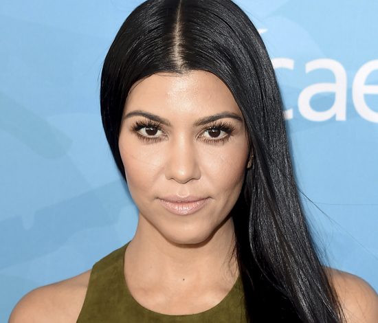 Кортни Кардашьян опубликовала шуточную рождественскую открытку