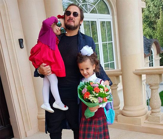 1 сентября: звезды провожают своих детей в школу