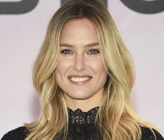 Бар Рафаэли показала округлившийся животик в бикини