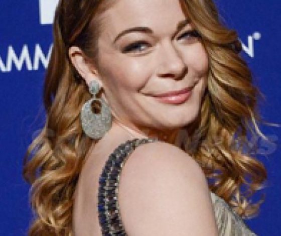 Певица Лиэнн Раймс показала свое тело на пляже