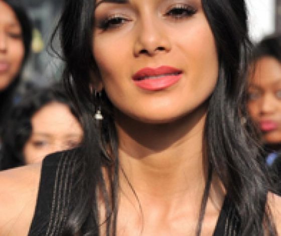 Николь Шерзингер похвасталась фигурой на пляже