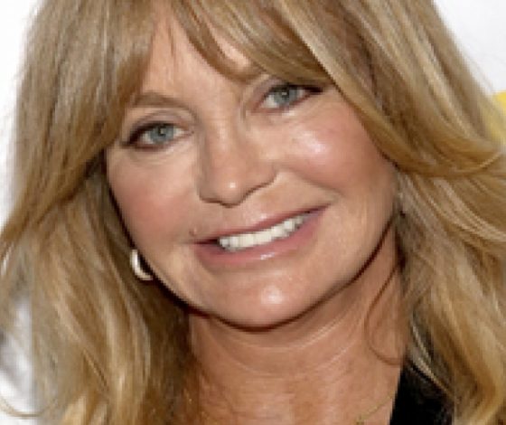 Голди Хоун поразила телом в шортах