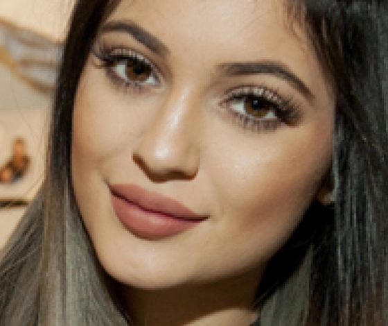 Австралийский актер показал, как сделать губы Кайли Дженнер