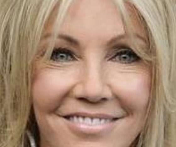 Хизер Локлир показала тело в бикини