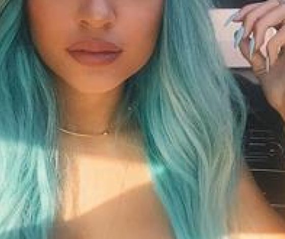 Кайли Дженнер снова покрасила волосы в необычный цвет