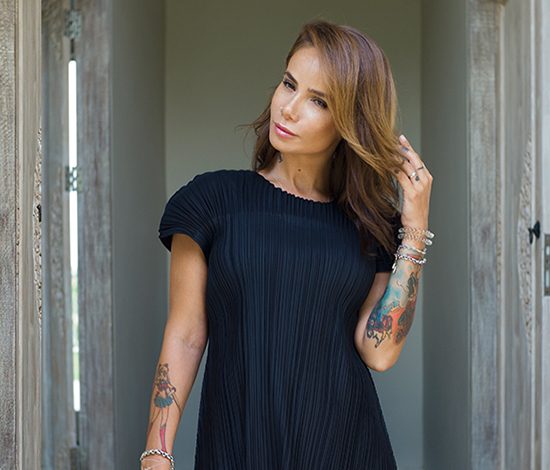 Айза Анохина прилетела в Москву