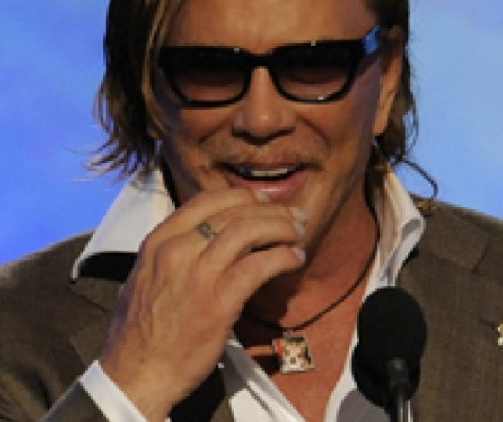 Микки Рурк продолжает разгуливать в странной одежде