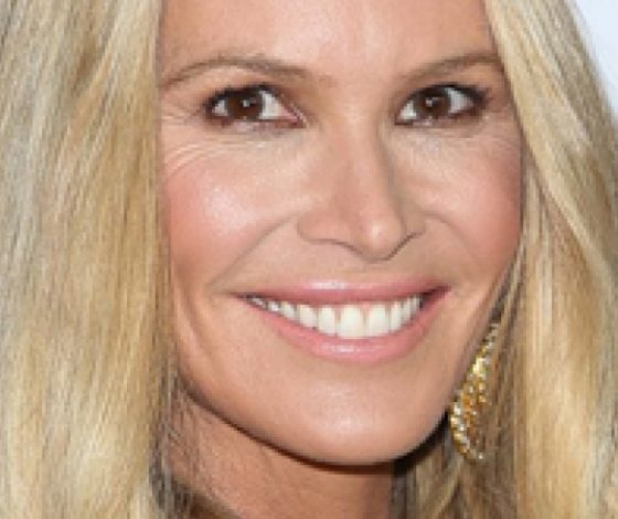 Эль Макферсон поразила своей фигурой в бикини