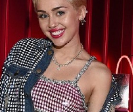 Майли Сайрус стала лицом MAC Viva Glam