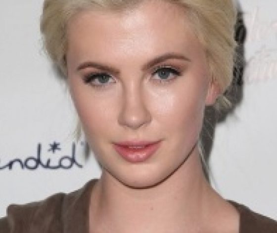 Новые фото дочери Ким Бейсингер и Алека Болдуина