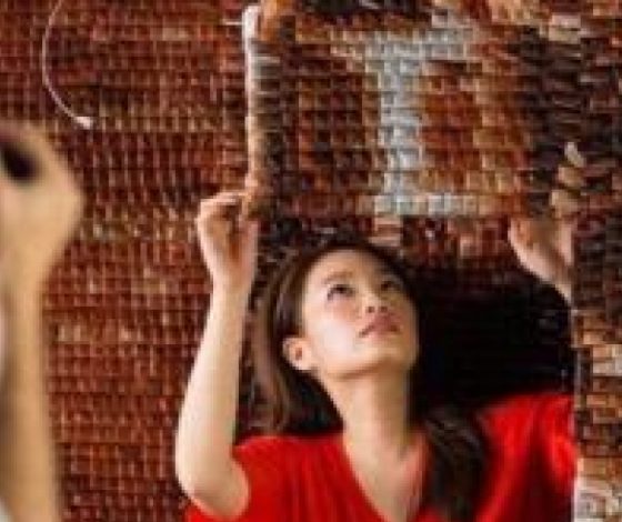 Необычный портрет из чайных пакетиков