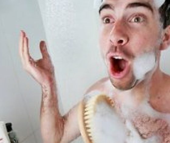 Парень стал знаменитым благодаря пению в душе