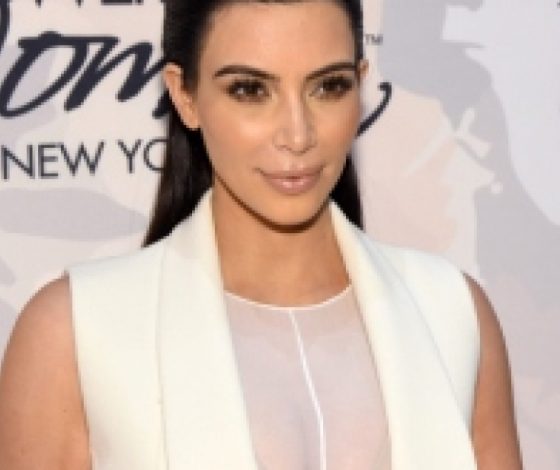 Ким Кардашьян влюбилась в купальники чемпионки по pole-dance