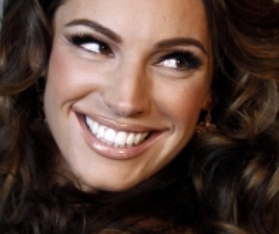 Келли Брук сменила цвет волос