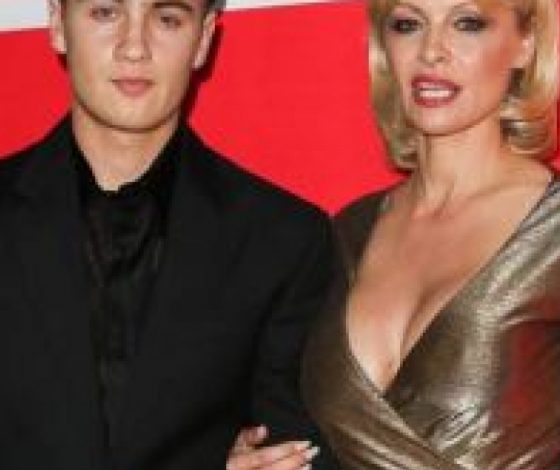 С кем встречается сын Памелы Андерсон