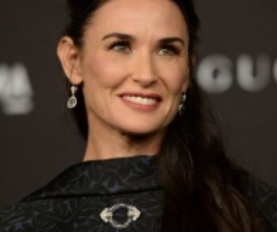 Деми Мур оголила ноги