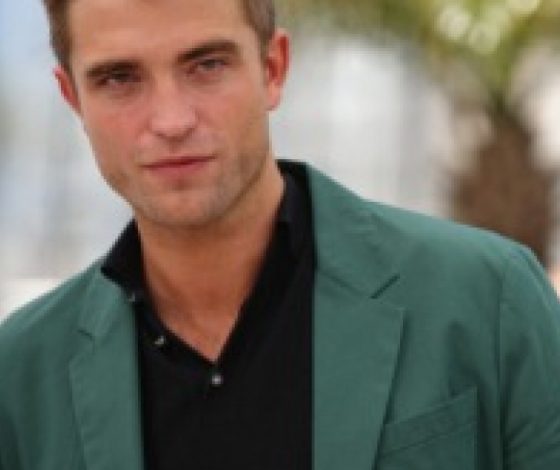 Невеста Роберта Паттисона показала обручальное кольцо