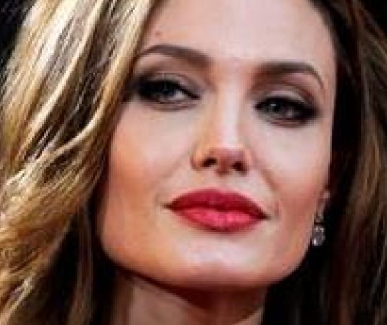 В сети появились фотографии 20-летней Анджелины Джоли