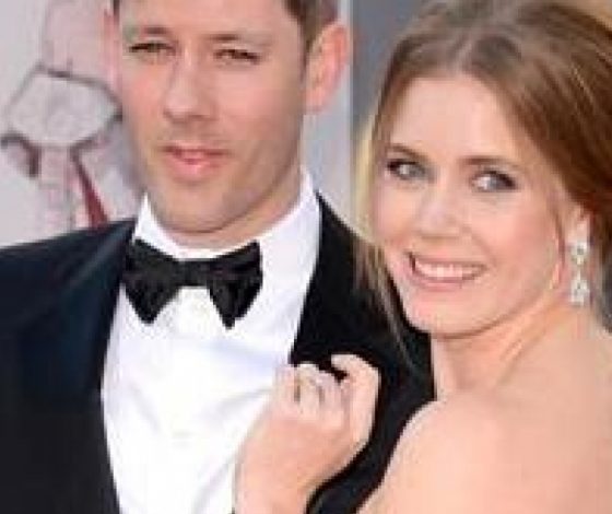 Эми Адамс показала обручальное кольцо