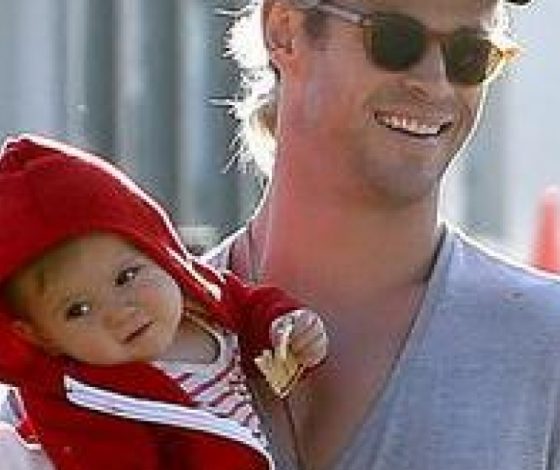 Крис Хемсворт учит дочку йоге