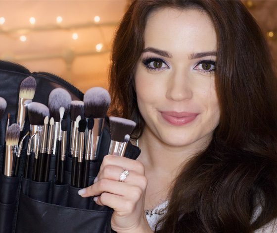 Девушки первый раз в жизни учатся делать макияж