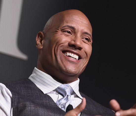 На Дуэйна Джонсона и Марка Уолберга подали в суд