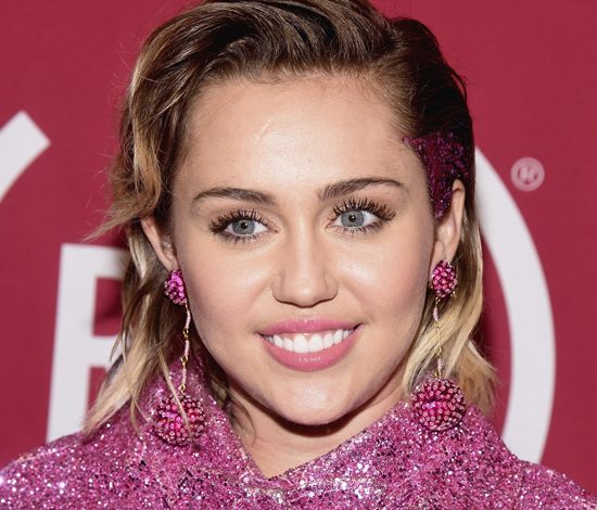 Майли Сайрус не узнать из-за непривычно скромного образа