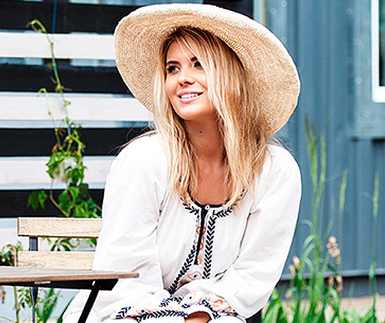 Анна Шульгина представила ироничный клип о папарацци