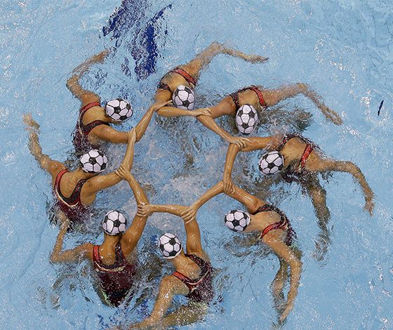 Как выглядит мужское синхронное плавание?