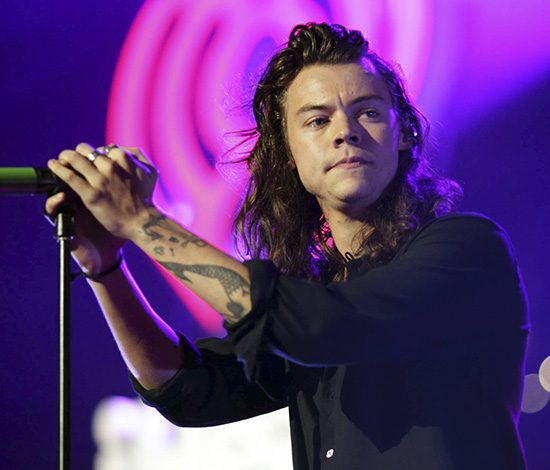 Гарри Стайлс все еще прячет прическу! Как же он выглядит?