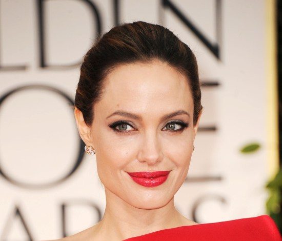 Как с помощью макияжа исправить недостатки лица?