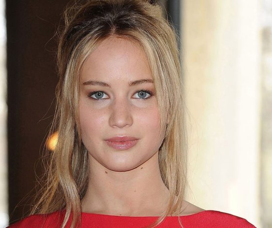 Не в себе: Дженнифер Лоуренс ходит по улицам босиком. Зачем?