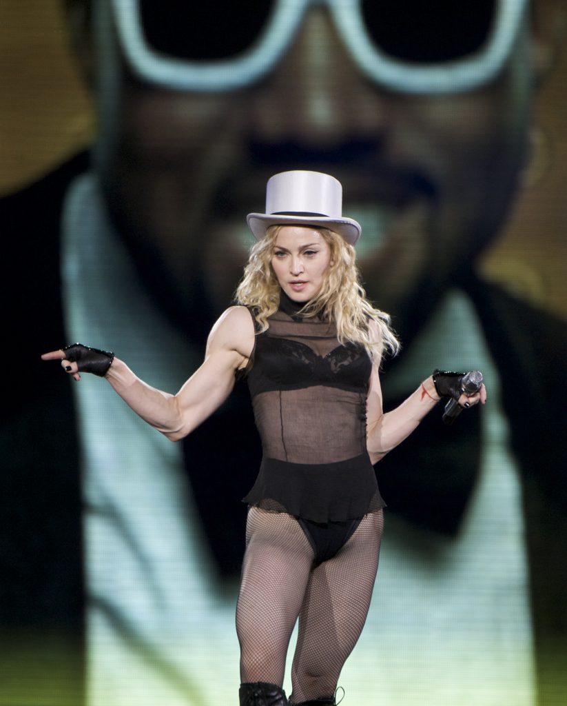 Неотразимость и очарование Мадонны проявляются в ее фантастическом телосложении