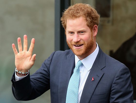 Подарок королевы на свадьбу: принц Гарри получил повышение