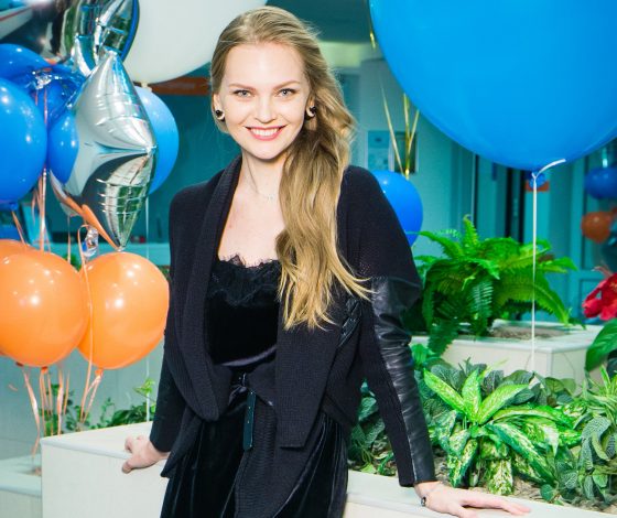 Елена Кулецкая впервые вышла в свет с дочкой после родов