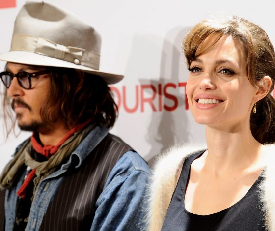 Кто поддерживает Анджелину Джоли во время развода? Ха-ха! Джонни Депп!