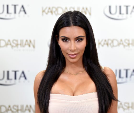 Почему Ким всем и всегда показывает соски?