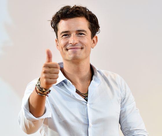 Орландо Блум развлекается в постели с двумя девушками. Кэти Перри лучше не смотреть!