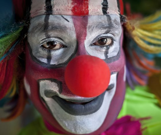 Страшные клоуны заманивают детей в леса США