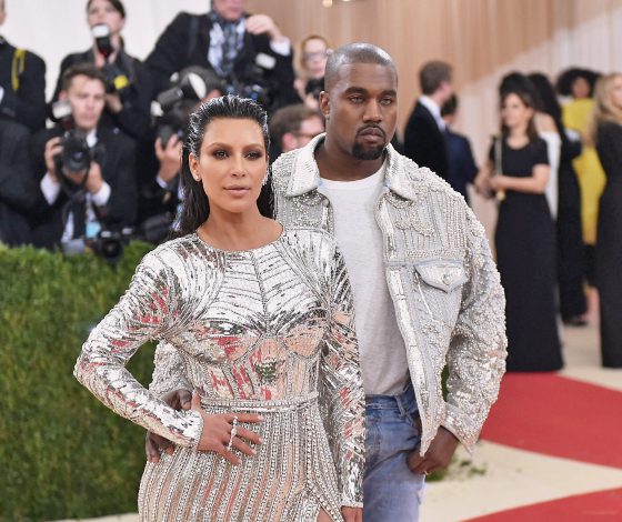 Красавица Ким Кардашьян на прогулке с мужем и детьми