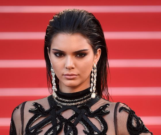 Зачем Кендалл Дженнер показывает грудь на площади?