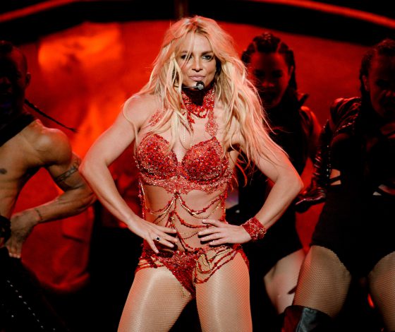 Бритни Спирс снова преподает танцы!