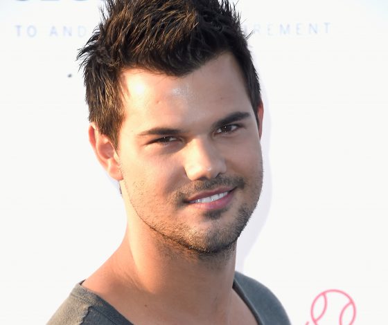 Очень странно! Звезда «Сумерек» Тейлор Лотер с фиолетовыми волосами