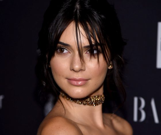 Кендалл Дженнер умеет краситься и без зеркала. Смотри видео!