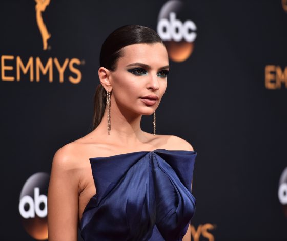 Эмили Ратажковски, Софи Тернер и другие яркие бьюти-образы «Эмми-2016»