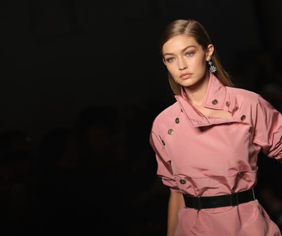 Джиджи Хадид прошлась по подиуму с легендарной моделью! С кем?