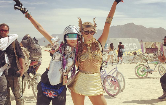 Кара Делевинь, Пэрис Хилтон и Кэти Перри веселятся вместе на Burning Man